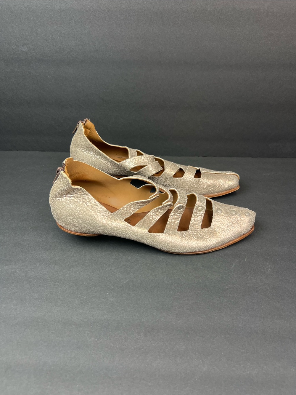 CYDWOQ VINTAGE Metallic Crackled Leather Low Heel Shoes  Size US 9.5 EU 40